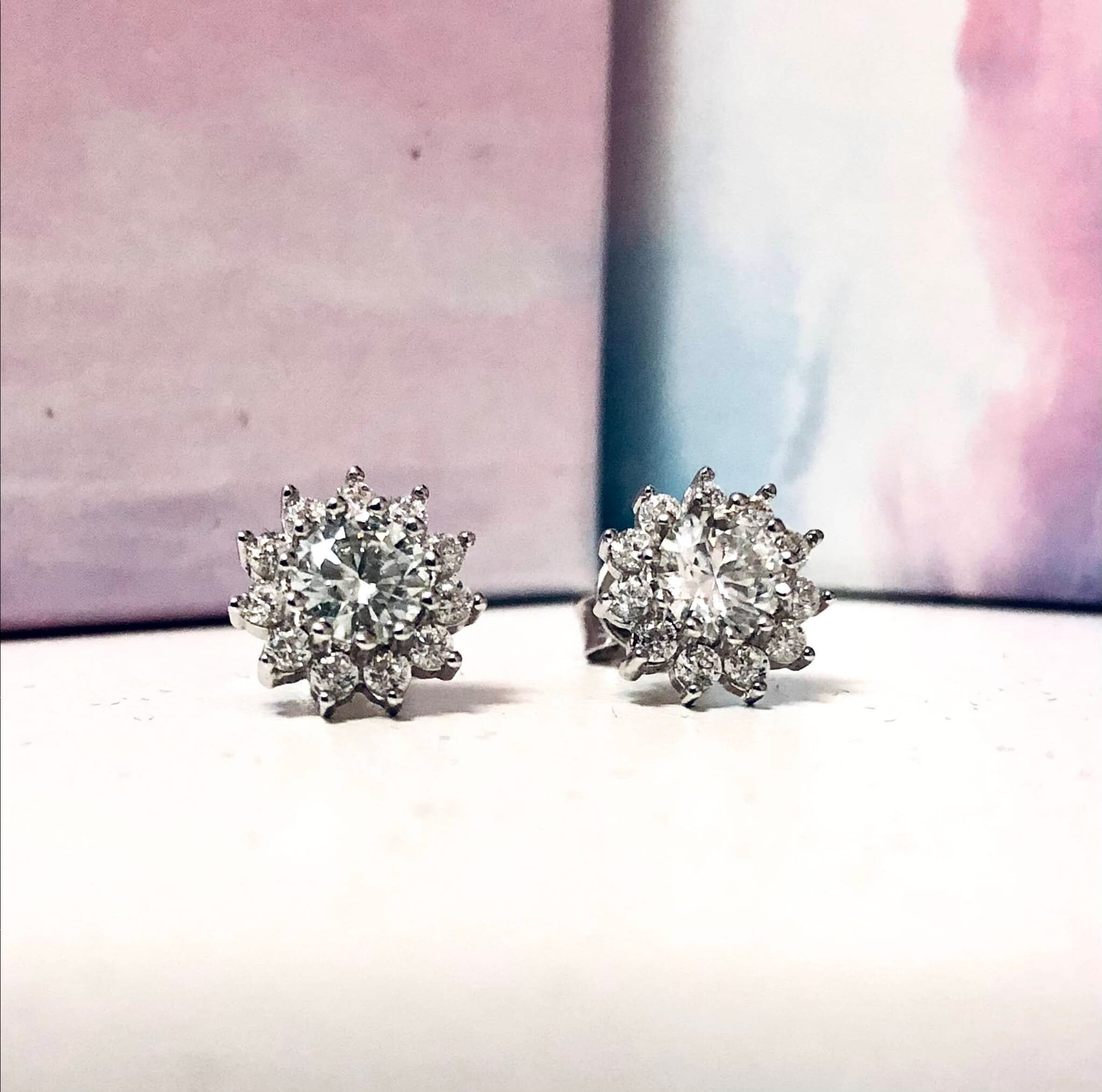 BD Signature 3-prong diamond earring settings in 18k gold / platinum -  Belgium Diamonds Official Site